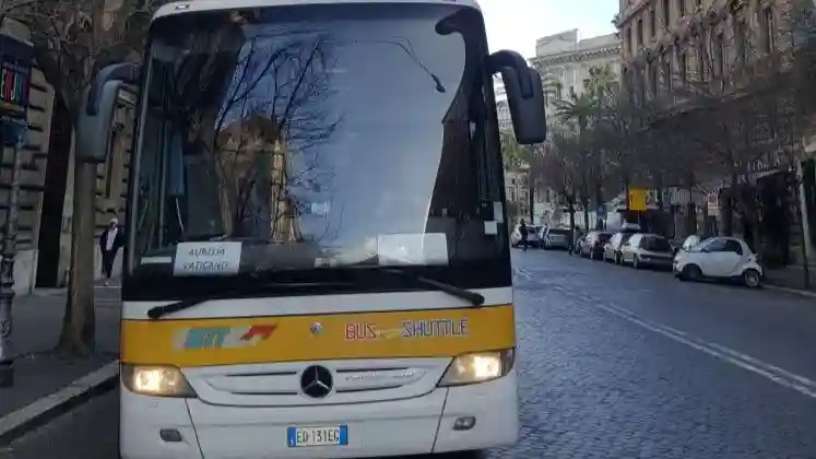 Aeropuerto de Fiumicino: Traslado en autobús de ida desde la Ciudad del Vaticano Operado por Sit srl