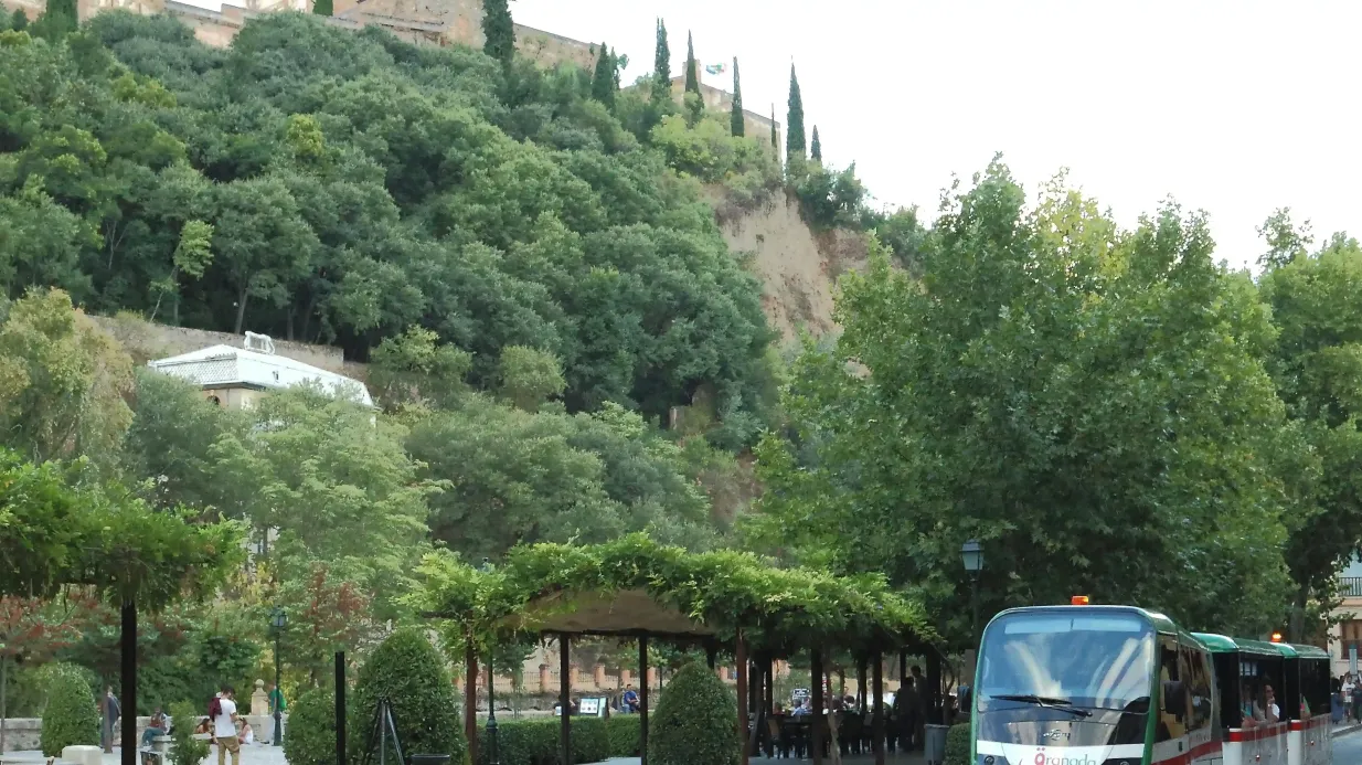 Comboio (trem) hop-on hop-off em Granada Organizado por Julia Travel