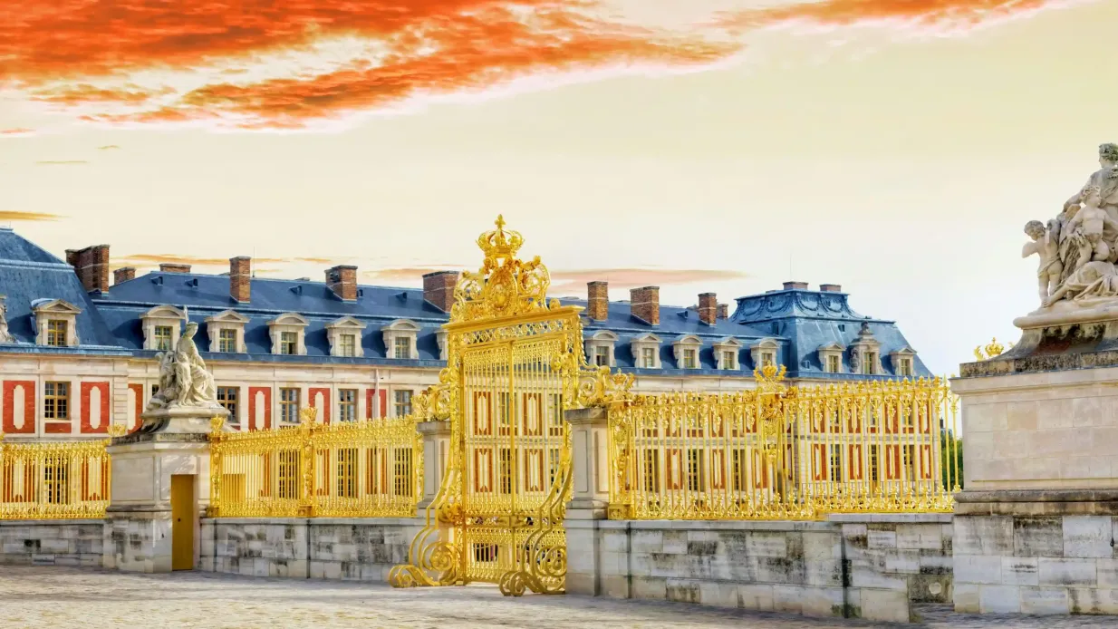 Palace of Versailles & Gardens: Trianon Estate + Guided Tour Provided by Paris'Trip