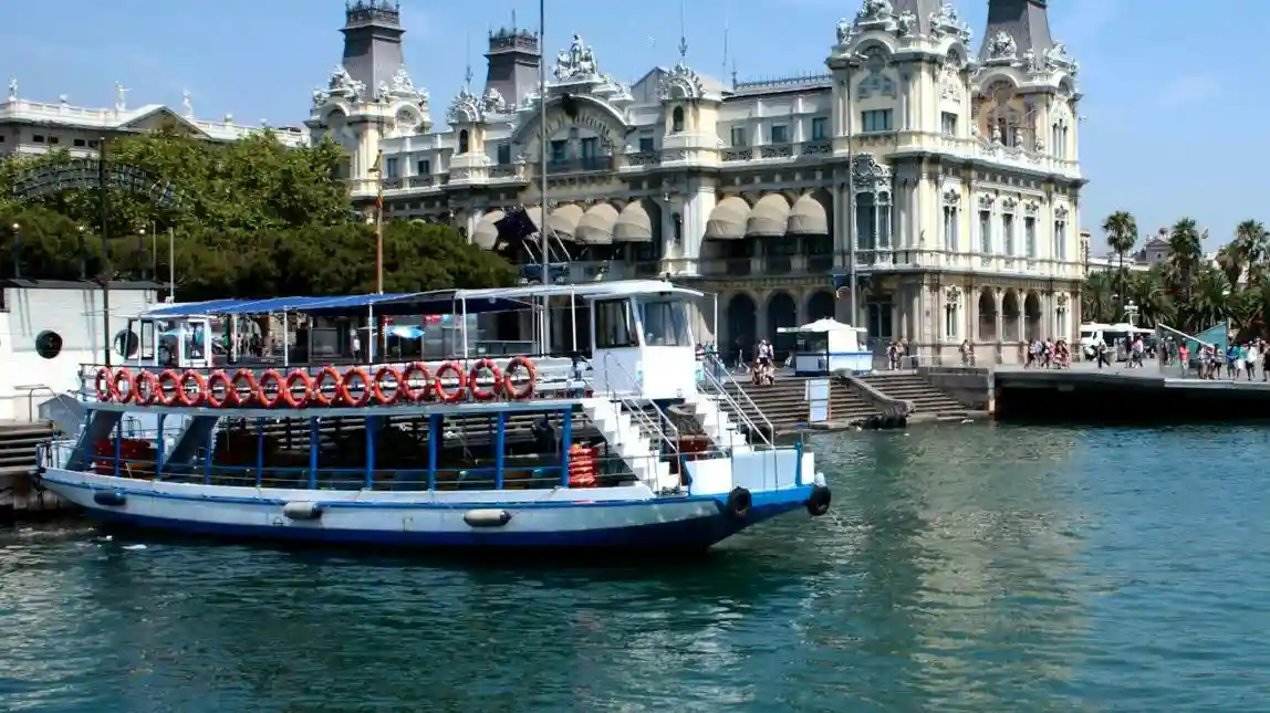 Barcelona: "Las Golondrinas" Navegação de 1 hora pela linha costeira