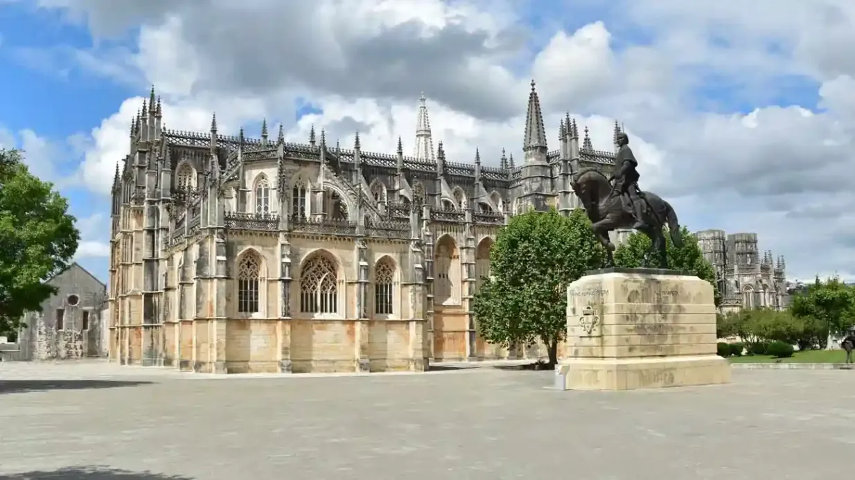 Monasterio de Batalha: Entrada Operado por MUSEUS E MONUMENTOS DE PORTUGAL, EPE,