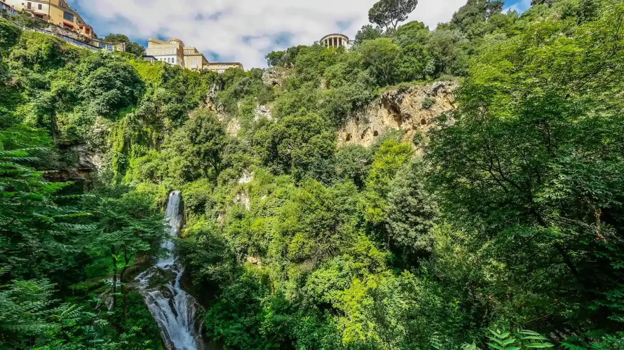 Villa Gregoriana: Entrada Operado por FAI - Fondo Ambiente Italiano