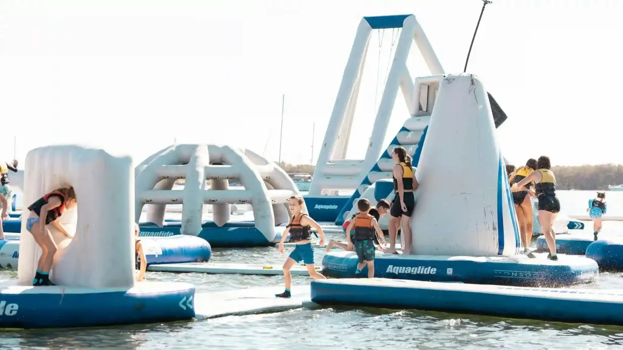 Gold Coast Aqua Park Southport : Session de parc aquatique gonflable Fournie par GC Aqua Park