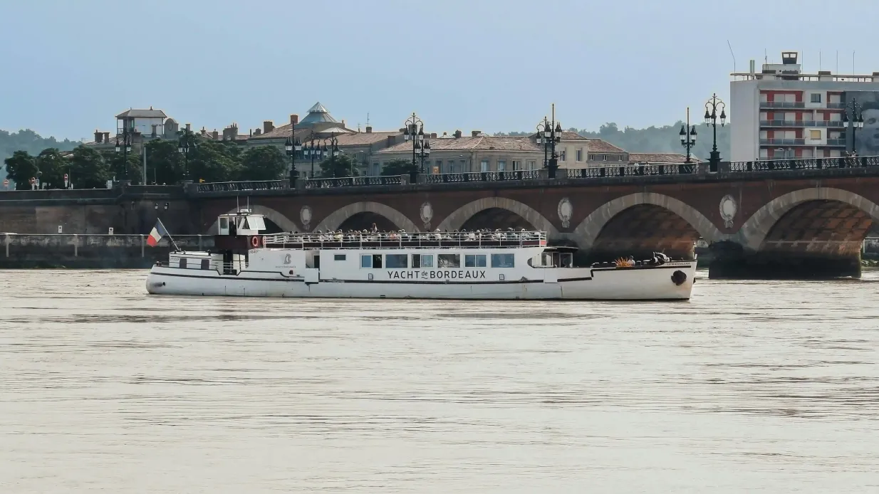 Bordeaux : Croisière guidée sur la Garonne avec un verre et un canelé