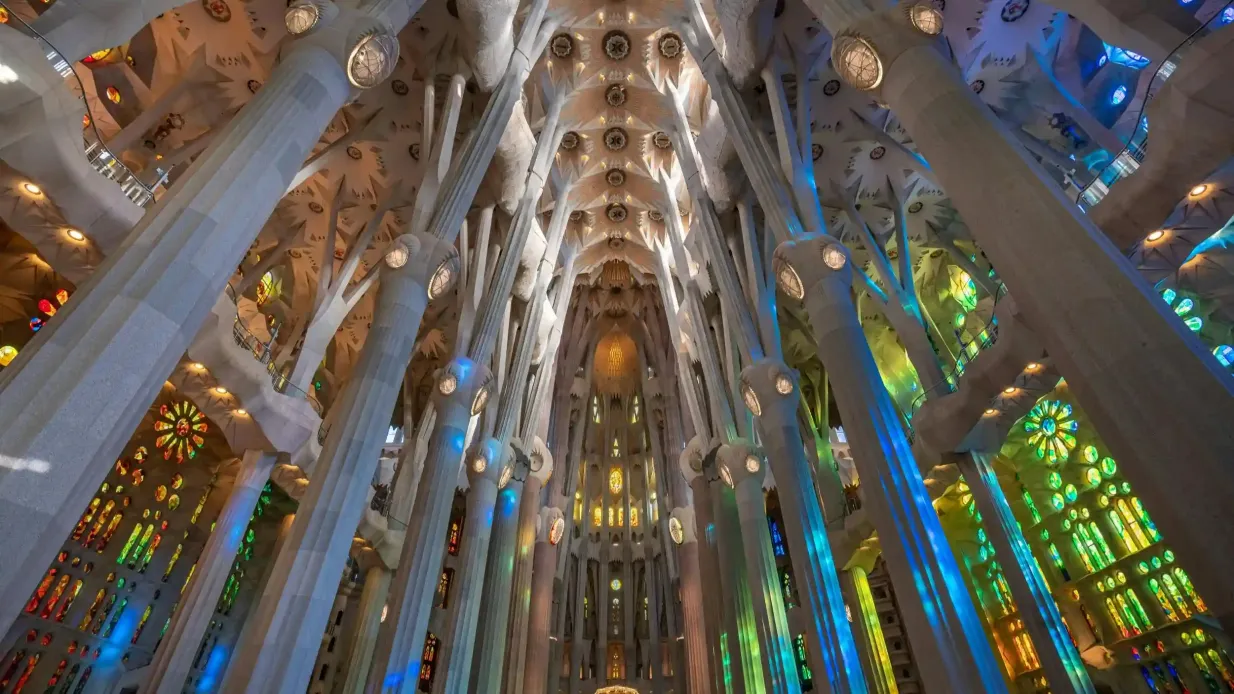 Sagrada Familia : Fast Track + Hop-on Hop-off Barcelona