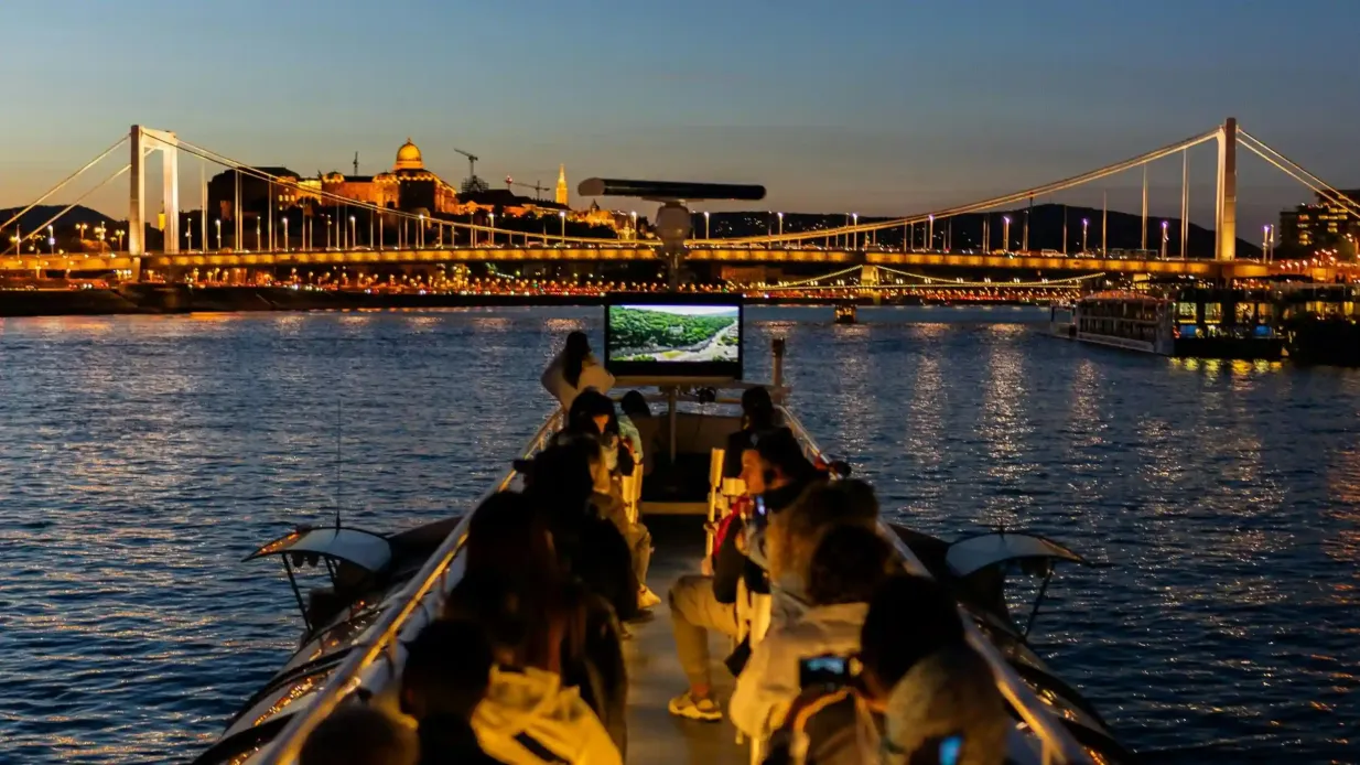 Budapest : Croisière touristique sur le Danube en soirée + guide audio + 1 boisson