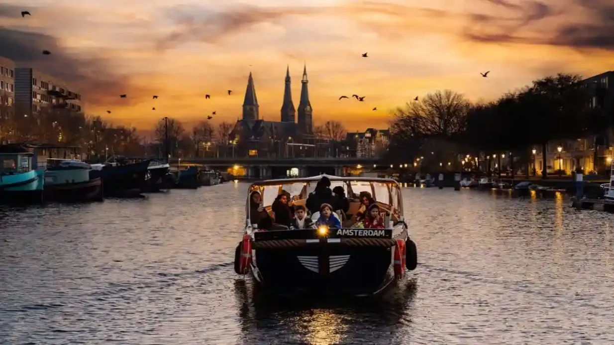 Amsterdam: Canal Cruise + Optional Drink Provided by Eco Boats Amsterdam BV