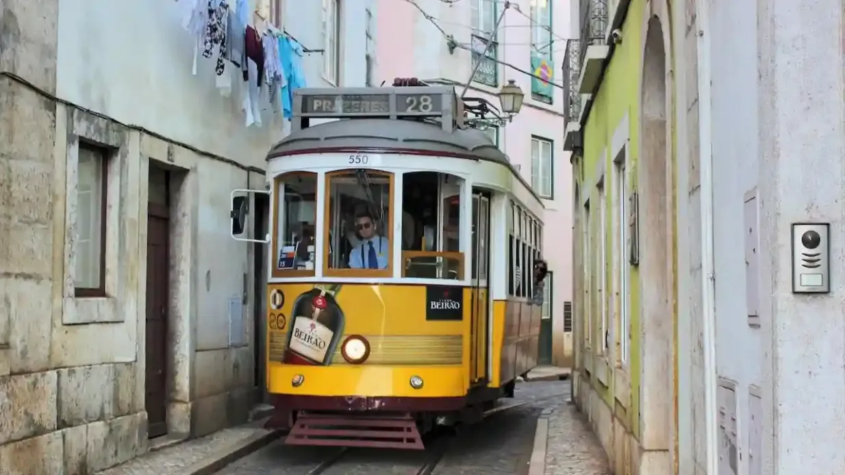 Lisboa: Bilhete Elétrico 28 + Passe Transportes Públicos 24 horas