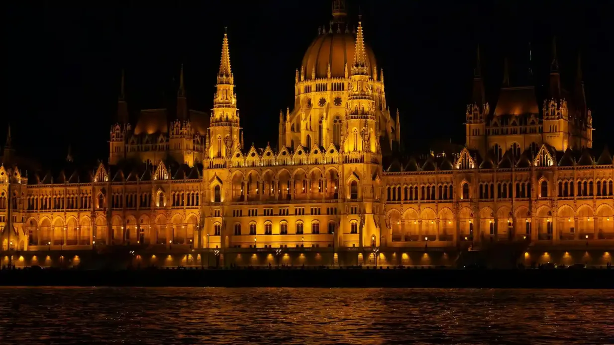 Budapest: Tour in barca di 1 ora + bevanda