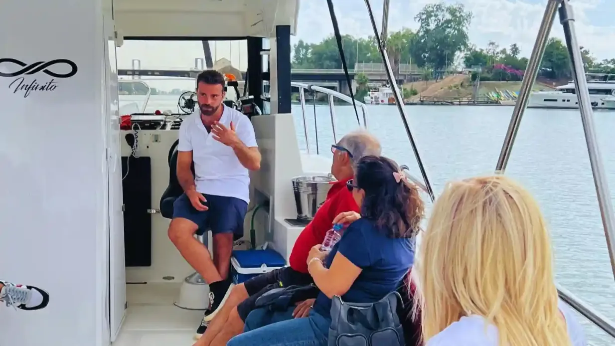 Sevilla: Paseo guiado en barco por el Guadalquivir Operado por ANDALUZA DE BARCOS S.L.