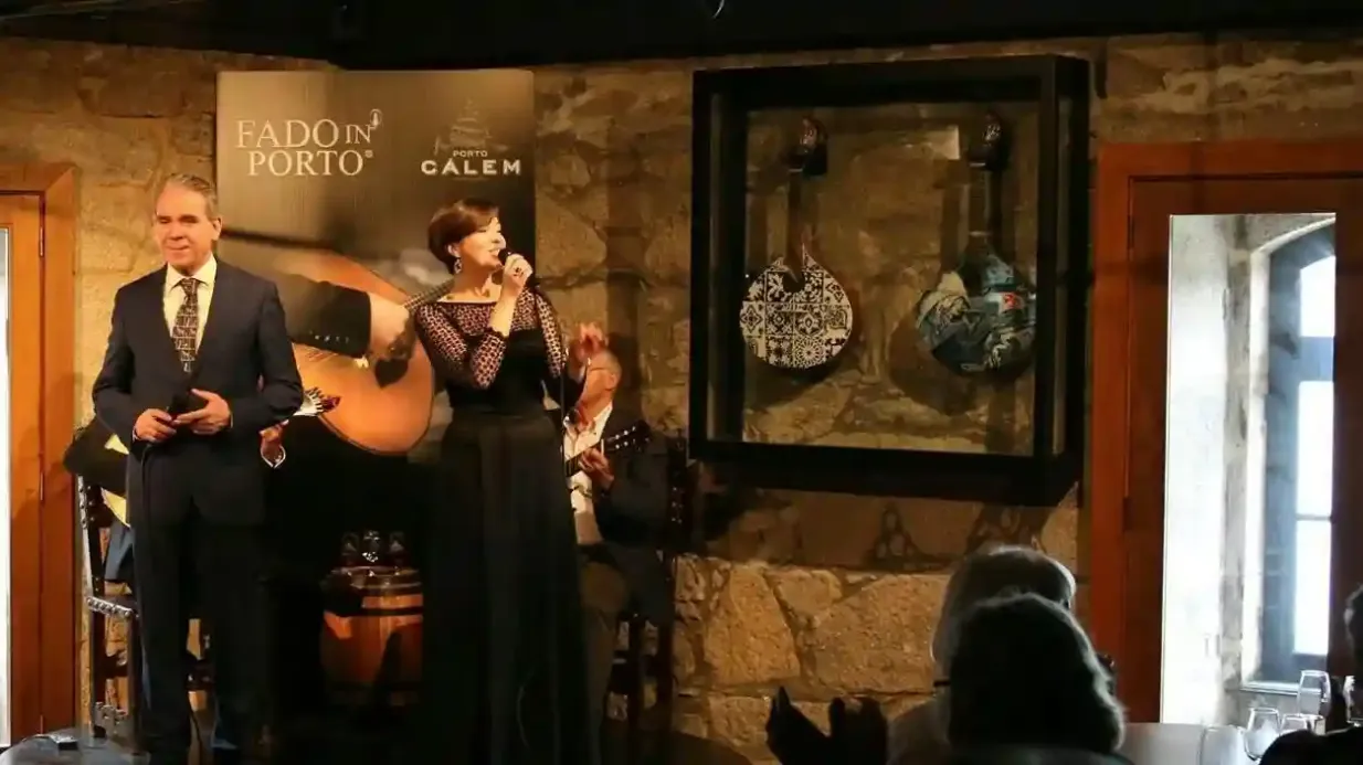 Grotte di Cálem: Visita guidata con spettacolo di Fado e vino Fornito da Kopke Group Fine Wines s.a