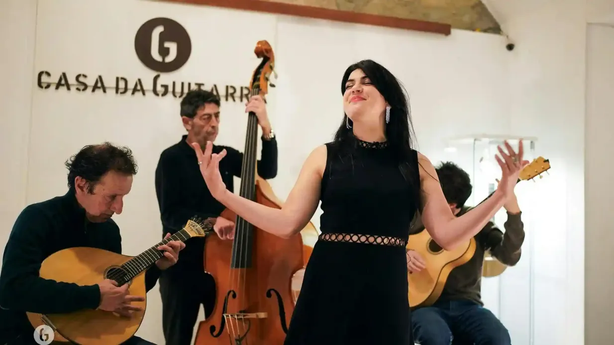 Porto: Concerto di fado nella Casa da Guitarra con vino di Porto Fornito da Spruce, Lda