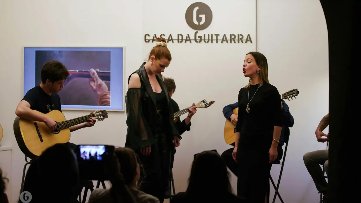Porto: Concerto de Fado na Casa da Guitarra com Vinho do Porto Organizado por Porto: Fado Concert in Casa da Guitarra with Port Wine
