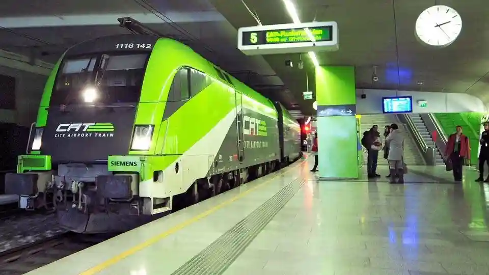 CAT Wien: Zugtransfer vom Bahnhof Wien Mitte zum Flughafen
