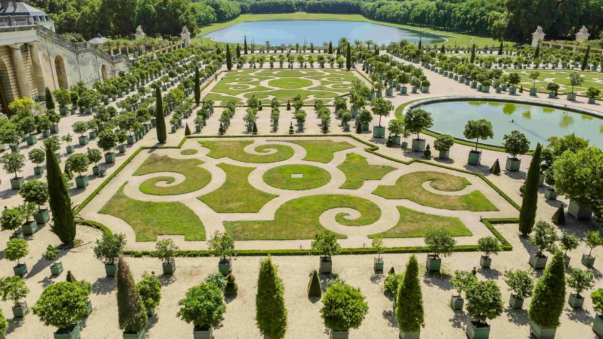 Palace of Versailles & Gardens: Priority Ticket + Guided Tour Provided by ParisCityVision