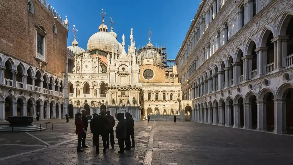 Palacio Ducal: Visita guiada Operado por City Tours Co Uk