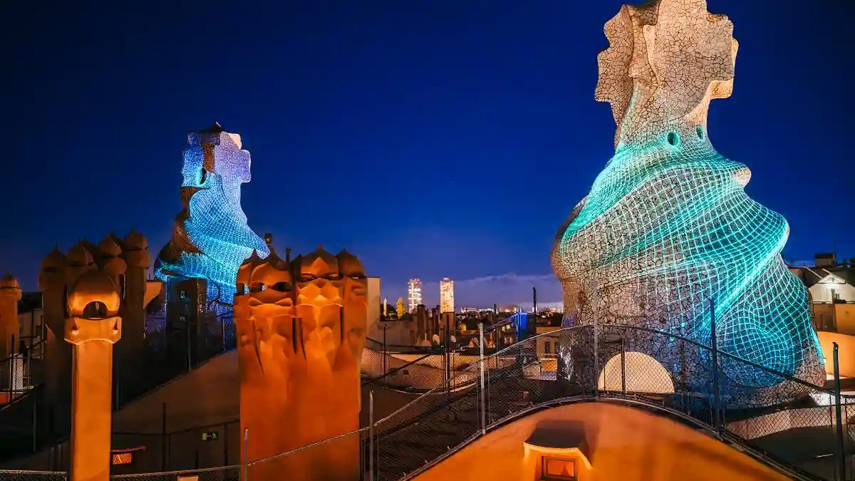 Casa Milà - La Pedrera: Tour guiado nocturno + Cena opcional Operado por FUNDACIÓ CATALUNYA LA PEDRERA