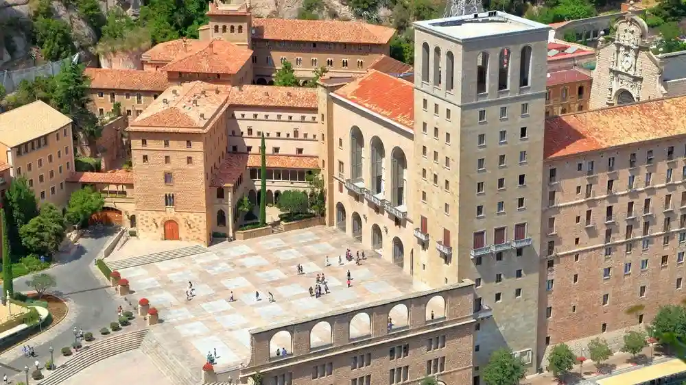 Montserrat Mountain Card: Zug von Barcelona + Zahnradbahn + Moreneta + Chor Bereitgestellt von Montserrat Mountain Card: Train from Barcelona + Rack Railway + Moreneta + Choir