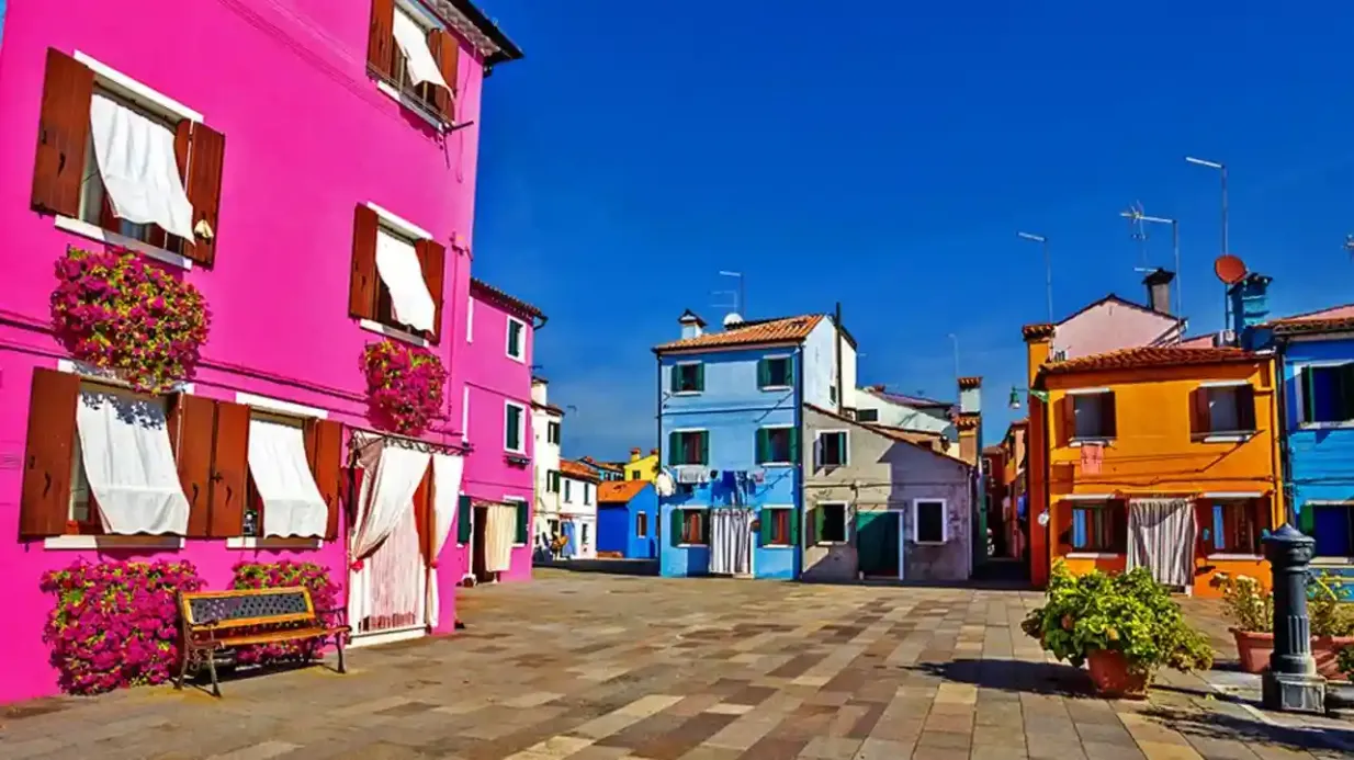 Murano y Burano: Excursión en barco en grupo reducido + demostración privada de soplado de vidrio y encaje