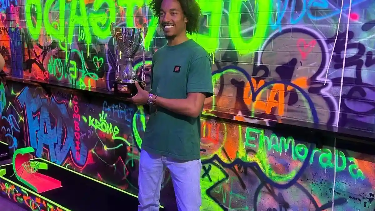 Minigolf néon Lisbonne : Billet avec accès rapide Fournie par Bubbles Devotion, Lda