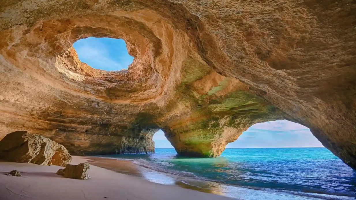 Cueva de Benagil: Excursión guiada en Kayak desde la Playa de Benagil Operado por Vento  Aprumado Lda