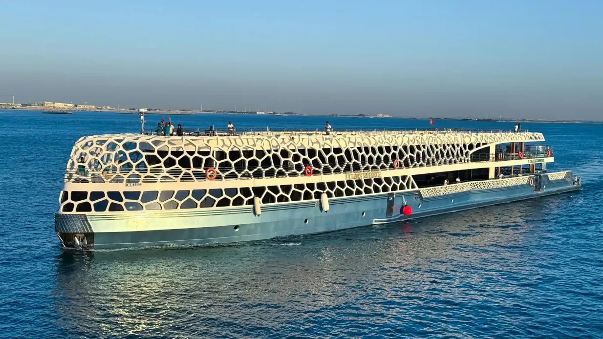 Dubai Yachthafen: Lotus Megayacht Dinner Cruise