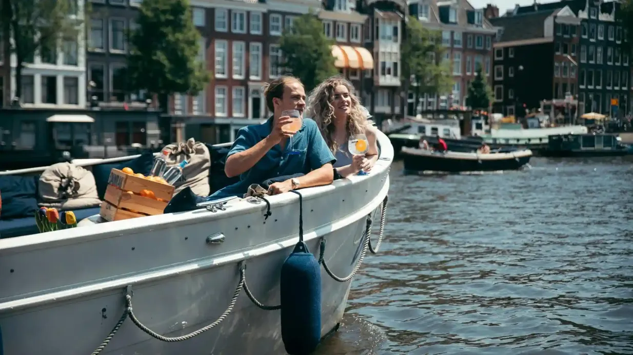 Amsterdam: Bootstour im Salon + Unbegrenzte Getränke