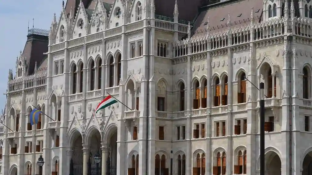 Budapest: Castle District & Hungarian Parliament Guided Tour + Transport