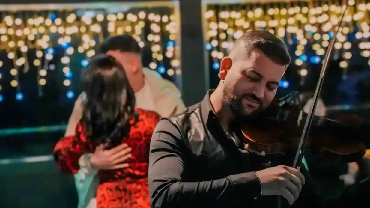 Estambul: Cena crucero por el Bósforo con espectáculo en vivo en catamarán Operado por CELALOĞLU GROUP TURİZM VE SAĞLIK HİZMETLERİ TİCARET LİMİTED ŞİRK