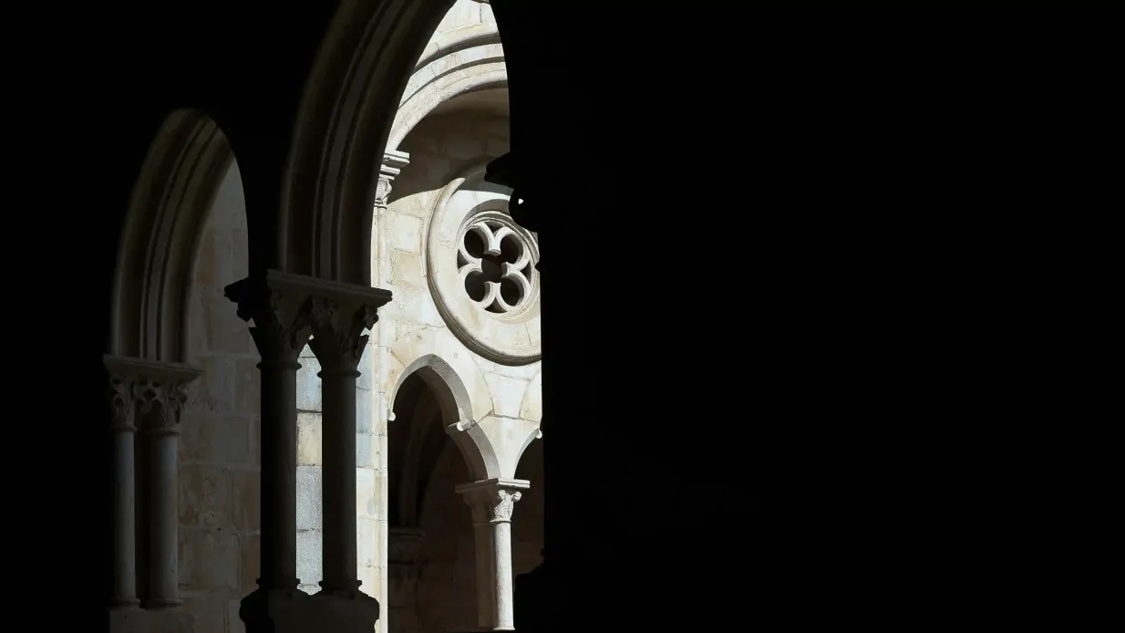 Monasterio de Alcobaça: Entrada Operado por MUSEUS E MONUMENTOS DE PORTUGAL, EPE,