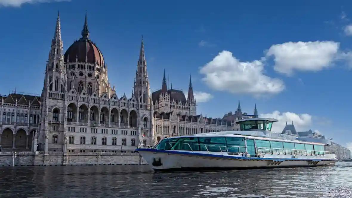 Budapest: Tour in barca diurno sul Danubio + Guida audio + Bevande