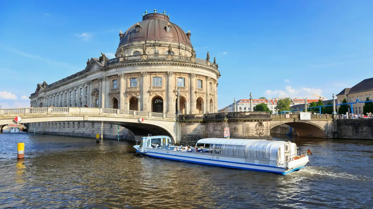 Berlin: 2.5-Hour City & Waterways Tour