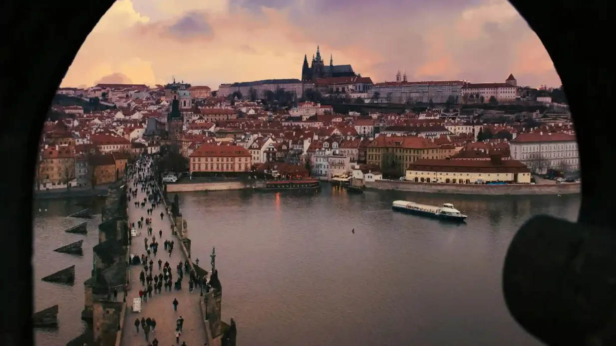 Prag: Ökologische Bootstour am Abend + ein Glas Prosecco Bereitgestellt von Prague Boats