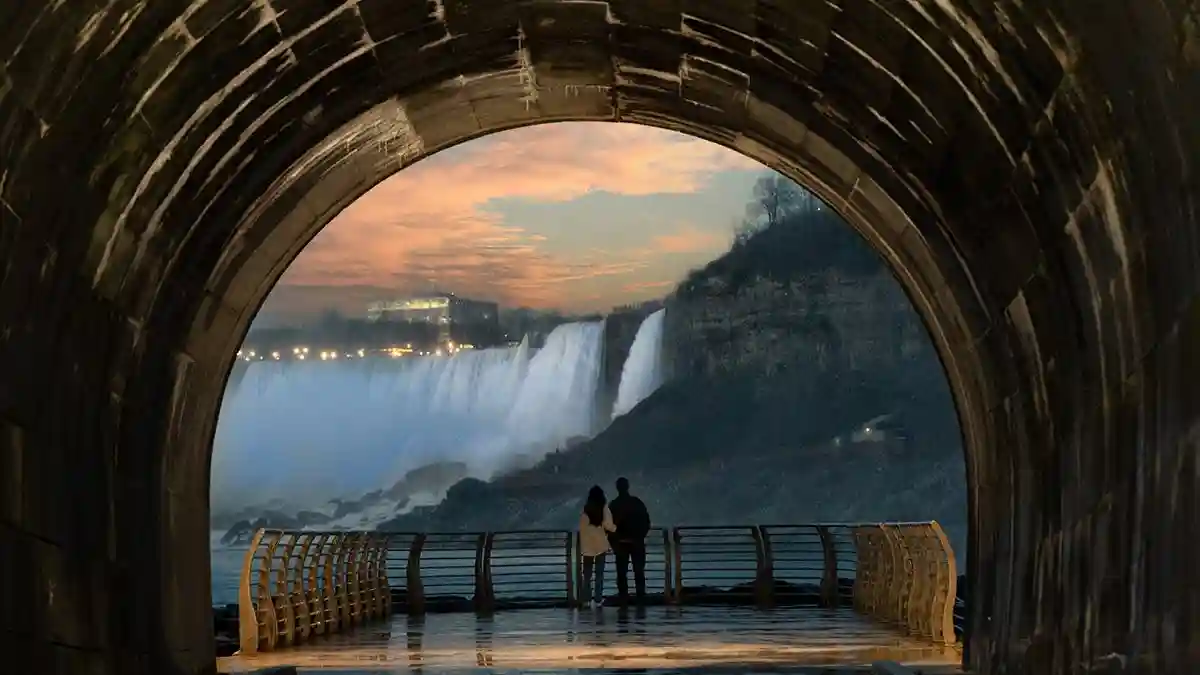 Il tunnel della centrale elettrica di Niagara Parks: Ingresso serale + spettacolo di luci Fornito da Niagara Parks Commission