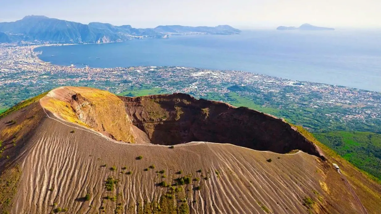 Mount Vesuvius: Fast Track Ticket + Roundtrip from Pompei