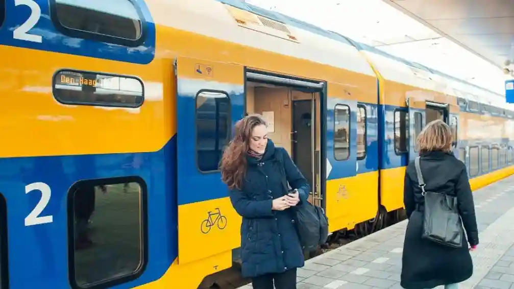Aeropuerto de Eindhoven: Traslado en tren y autobús a/desde Ámsterdam Operado por Distribusion Technologies GmbH (EUR)