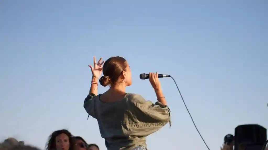 Barcelona: Crucero al Atardecer en Catamarán Ecológico + Música en Directo