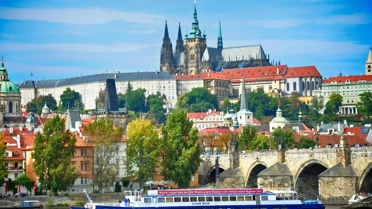 Big Bus Prag: Hop-on Hop-off Bus Tour mit optionaler Bootstour Bereitgestellt von Big Bus Tours Prague
