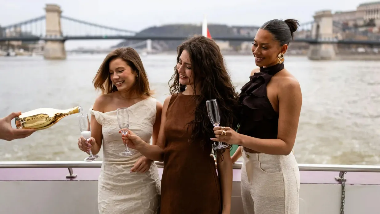 Budapest: Sightseeing Cruise + Unlimited Prosecco Provided by Silverline Cruises Kft.