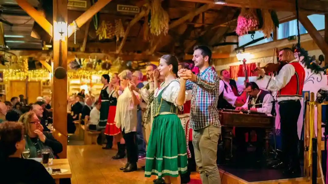 Praga: Cena tradizionale con spettacolo folcloristico e bevande illimitate Fornito da Fun in Prague, s.r.o.