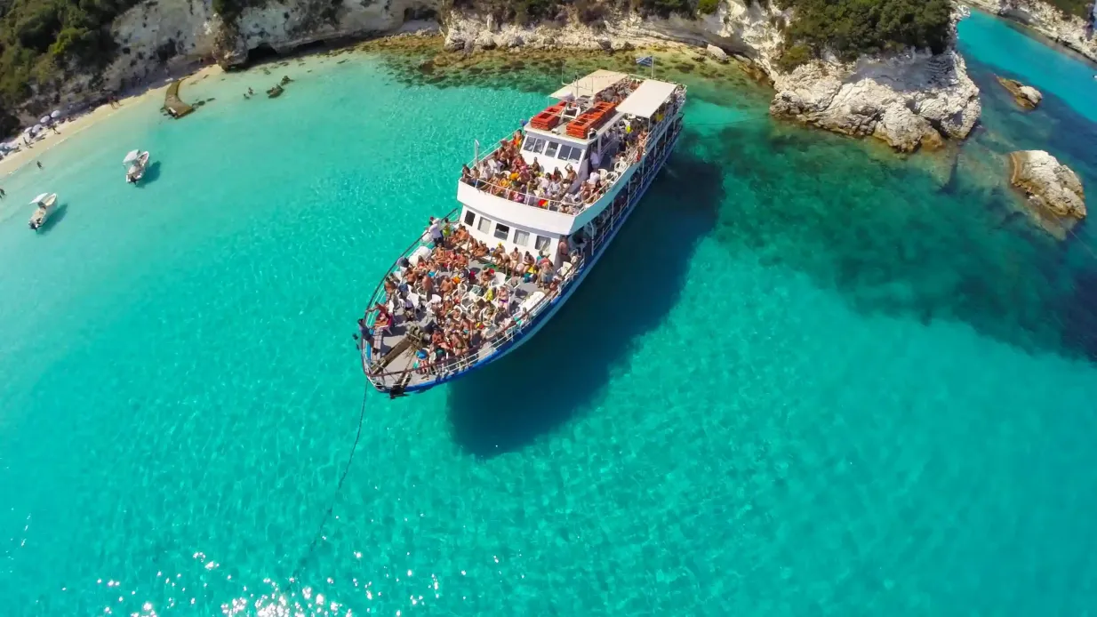 Crucero por las Cuevas Azules de Paxos y Antipaxos (pueblo de Lakka) desde el puerto de Corfú Operado por Corfu Daily Cruises Joint Venture