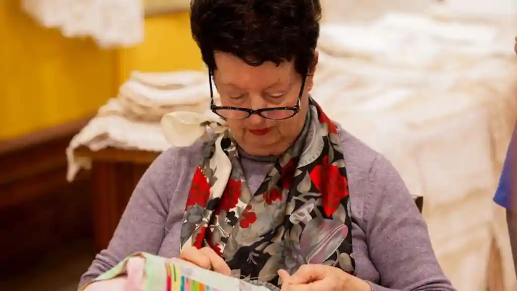 Murano & Burano: Private Boat Tour + Glass-Blowing & Lace-Making Demo Provided by City Wonders