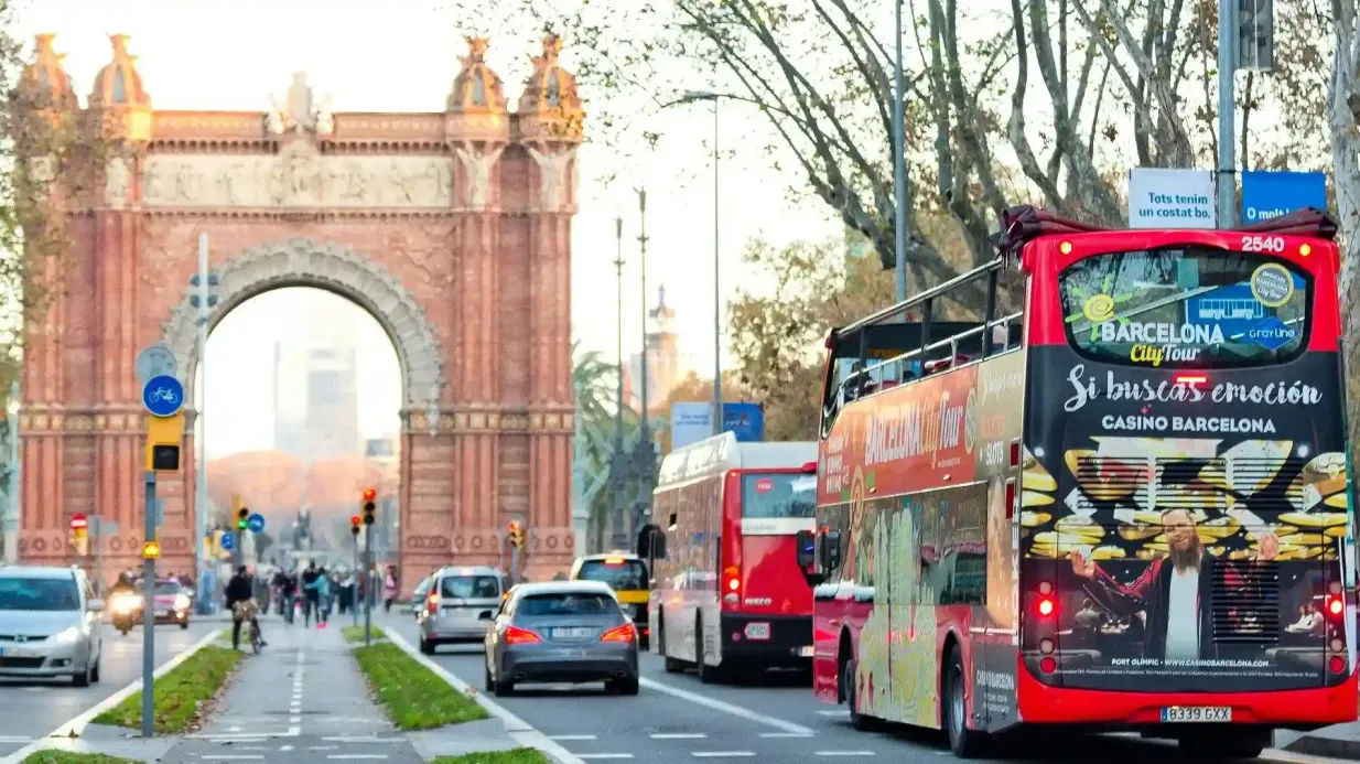 Barcelona: Bus turístico + Paseo en ecocatamarán