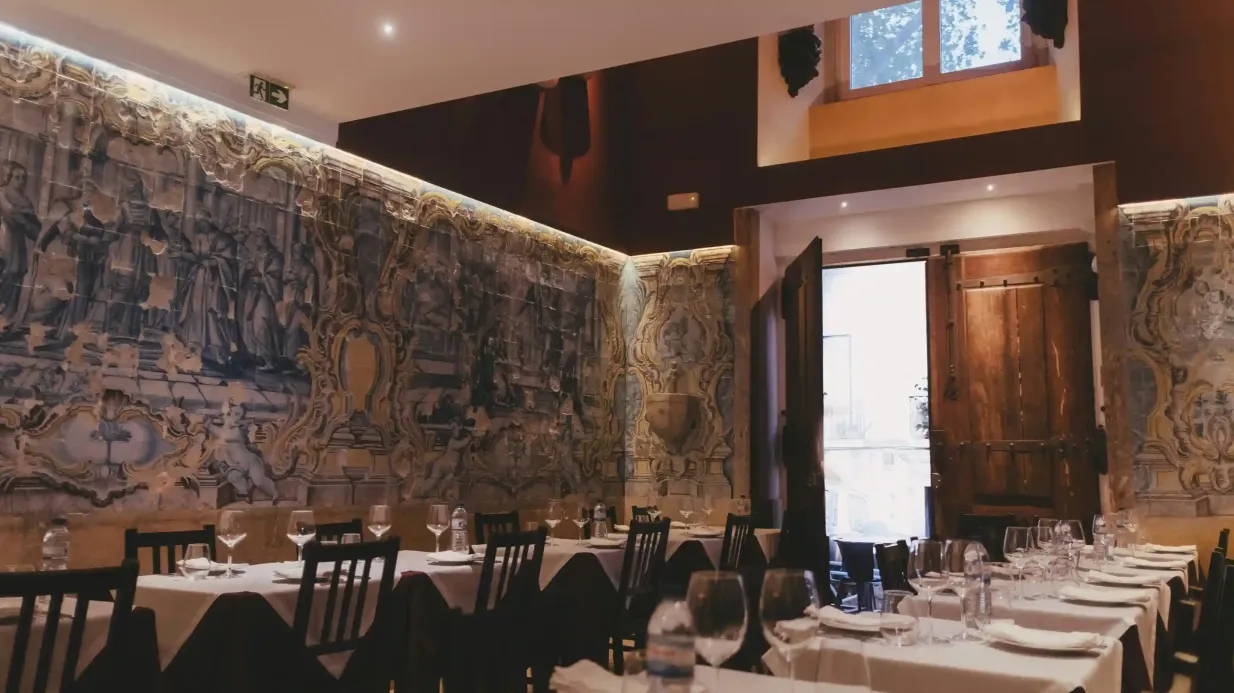 Mesa de Frades: Spettacolo di fado tradizionale con cena Fornito da Acordesoltos, LDA