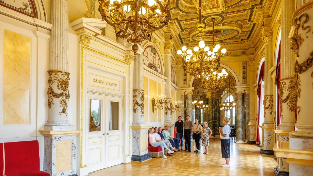 Semperoper & Dresdner Altstadt: Führung auf Deutsch Bereitgestellt von Semperoper & Dresden Old Town: German Guided Tour