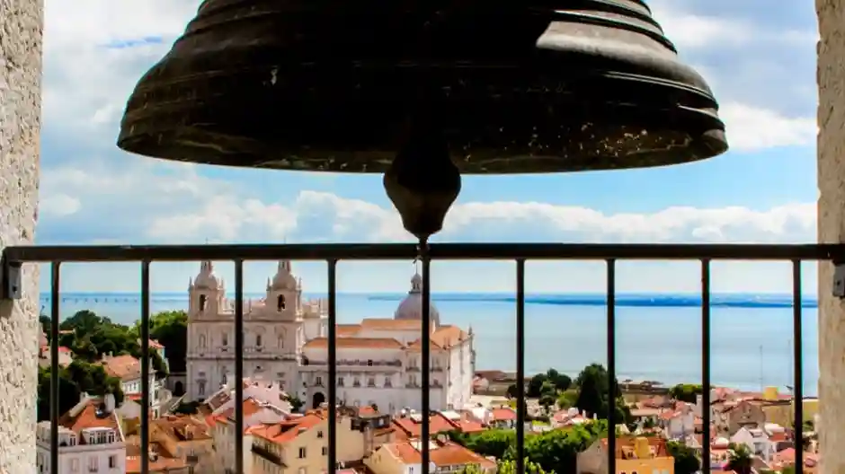 Torre de la Iglesia del Castillo de San Jorge + Bebida Operado por Wonderfulday