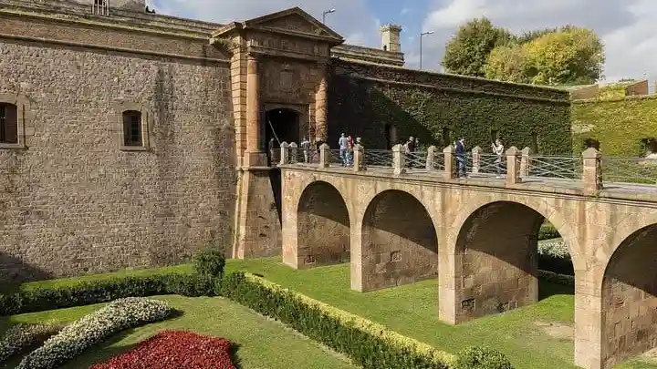 Barcelona Altstadt & Montjuïc Tour: Schlossbesuch und Seilbahnfahrt Bereitgestellt von In-Out Barcelona Tours