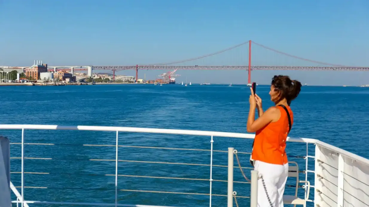 Lissabon: Tagus River Boat Tour + Drink