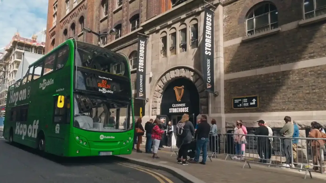 DoDublin: passeio de ônibus hop-on hop-off + guia ao vivo