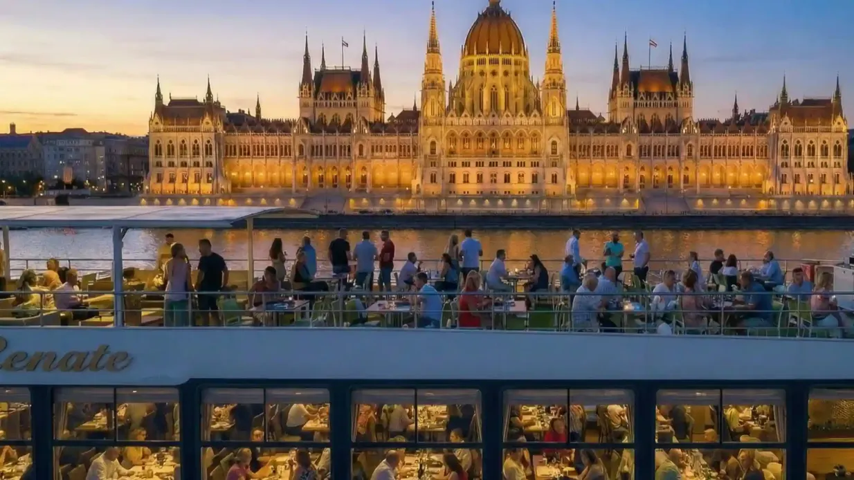 Budapest: Evening Cruise and Dinner with Champagne & Live Entertainment Provided by Budapest Sightseeing Kft.